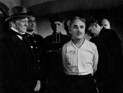 El juicio vivido por Verdoux tiene varios puntos en común con el que paralelamente vivía Chaplin en la vida real ante la opinión pública americana